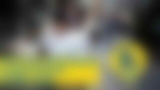Kota Pertama di Jepang yang Larang Main HP Sambil Jalan