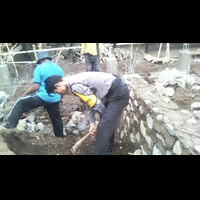 bhabinkamtibmas-desa-cinurey-aipu-edy-junedy-membantu-proses-pembangunan-masjid-24-9