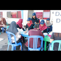 teman-teman-dari-komunitas-lain-sedang-membantu-isi-data
