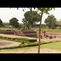 tampak-dari-kejauhan-remaja-nongkrong-di-area-candi-tikus