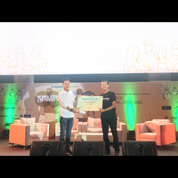 andrew-darwis-raih-penghargaan-lifetime-achievement-di-kompasianival-2017