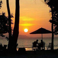 sore-hari-di-pantai-lampu