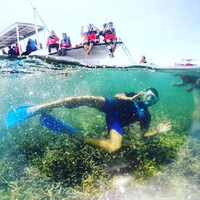 berenang-diantara-karang-pantai-gili-labak