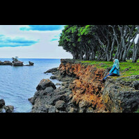 bersantai-di-salah-satu-tebing-pantai-kahuripan