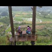 memandang-alam-dari-atas-bukit