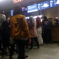 ngantri-beli-tiket-bioskop