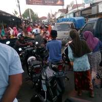 h4-lebaran-jalur-padat-merayap-depan-pasar-blumbungan-pamekasan