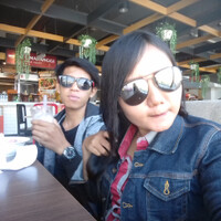 makan-sambil-menunggu-bus-treveling