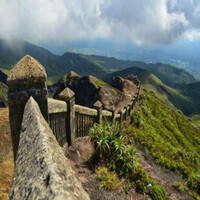 jalan-terjal-saat-mendaki-bukit-kaba