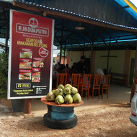 makan-di-pinggir-pantai-pantai-serdang-manggar