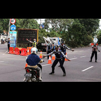 emak-emak-dihadang-pakpol-dan-dishub