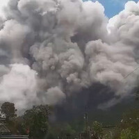 gunung-merapi-erupsi-visual-berkabut