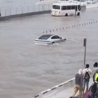 porsche-amphibi-banjir-dubai