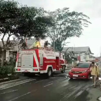 viral-mobil-pemadam-kebakaran-terbakar-di-jalan