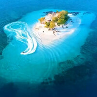 pesona-gili-kecil-di-tengah-laut-biru