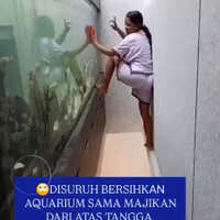 seorang-art-diminta-membersihkan-akuarium-dari-posisi-yang-berbahaya