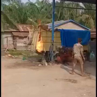 udah-pernah-lihat-kebakaran-truk-pengangkut-tabung-gas-gan