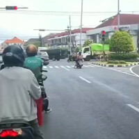 kalau-nunggu-lampu-merah-tolong-di-jalur-yang-benar-ya-guys-jangan-kaya-gini