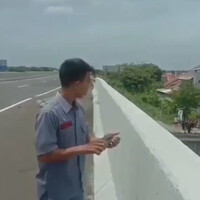 breaking-bus-shantika-terjun-bebas-di-tol-trans-jawa
