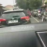 beli-gorengan-parkir-menghalangi-jalan-berakhir-minta-maaf
