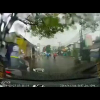 emak-emak-memang-di-luar-nurul-kalau-motornya-belok