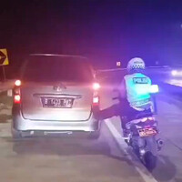 keren-nih-pak-polisinya-dorong-mobil-keluar-tol-cuma-pakai-motor-doang