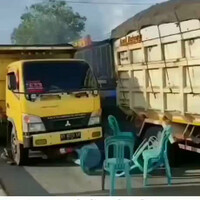 supir-truck-terobos-blokade-yang-menghalangi-jalan