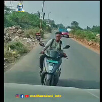 naik-motor-sambil-main-hp-jadinya-begini-dah