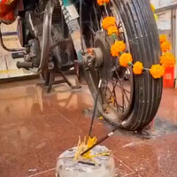 buat-yang-mau-menyembah-sepeda-motor-bisa-mampir-ke-india-ya