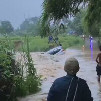mobil-terseret-arus-dan-tenggelam-seusai-nekat-menerobos-banjir