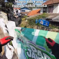pemuda-ini-rela-meluangkan-waktunya-untuk-melakukan-pekerjaan-satpol-pp