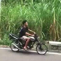 kameramennya-ditabrak-emak-emak