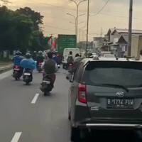 bocil-tawuran-di-jalan-naik-motor