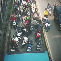 pemotor-bongkar-pembatas-transj-di-halte-jembatan-gantung-jkt-11-11-2024