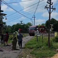 mobil-carry-merah-tertabrak-ka-argo-semeru-di-perlintasan-tanpa-palang-madiun