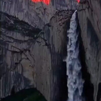 air-terjun-seolah-menjadi-lava-ketika-matahari-terbit