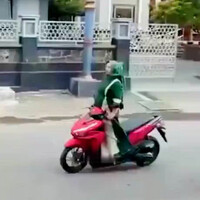 edisi-emak2-motoran-kepeleset-dikit-bisa-meninggoy
