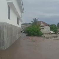 banjir-menghanyutkan-rumah-ada-orang-di-atapnya