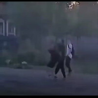 bahaya-meraih-sesuatu-di-kabel-dari-tiang-listrik-yang-menjuntai