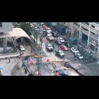 sinkhole-raksasa-tiba-tiba-muncul-di-bangkok-warga-dievakuasi