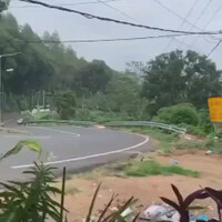 viral-video-pengendara-motor-sekeluarga-alami-rem-blong-di-jalur-cangar-pacet