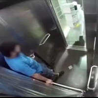prank-lebah-di-lift-kocak-tapi-agak-sadis