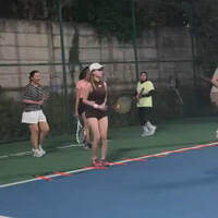juragan-disini-ada-yang-mau-ngajarin-main-tennis-lapangan