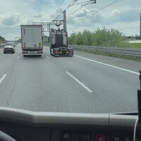 hybrid-truck-recharges-from-overhead-wires-in-germany