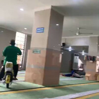 sepeda-listrik-masuk-masjid-tidak-untuk-ditiru-ya-gan