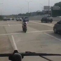 edisi-emak-emak-motoran-kali-ini-masuk-tol-dong