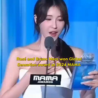 ros-and-bruno-mars-receiving-award-at-2024-mama