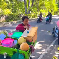 kalau-cuaca-lagi-panas-minum-kelapa-bulet-seger-kali-ya-gan