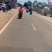edisi-emak-emak-motoran-kalau-belok-cuma-dia-sama-tuhan-yang-tau-arahnya