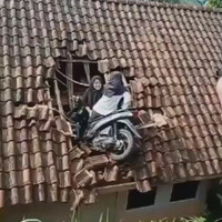 ini-gimana-ceritanya-sampai-bisa-motor-nancep-di-atap